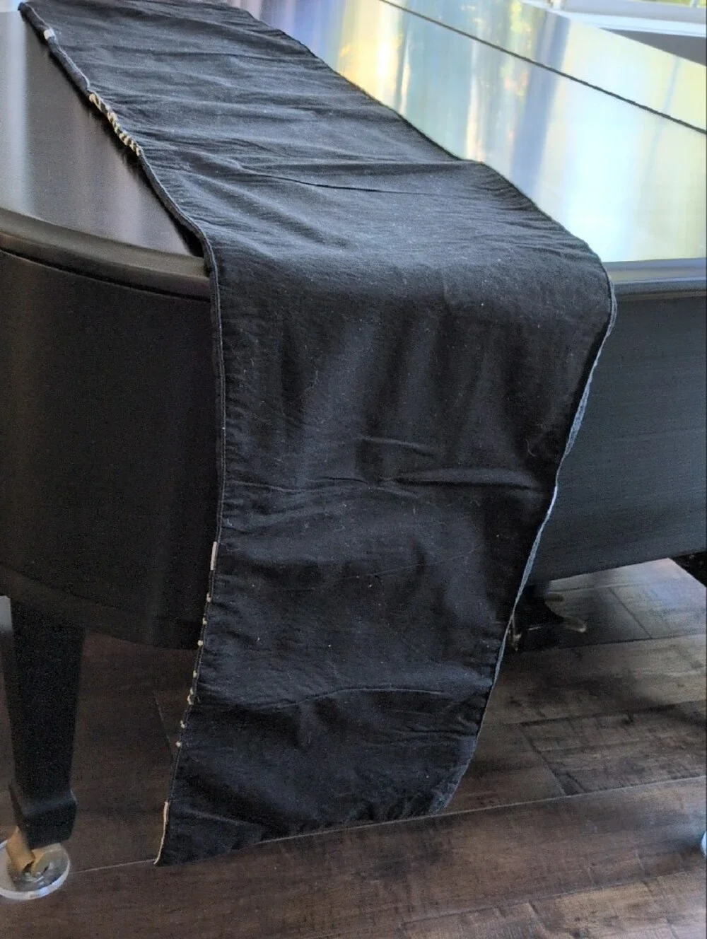 N/A black table
